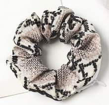 Load image into Gallery viewer, Zip Scrunchies
